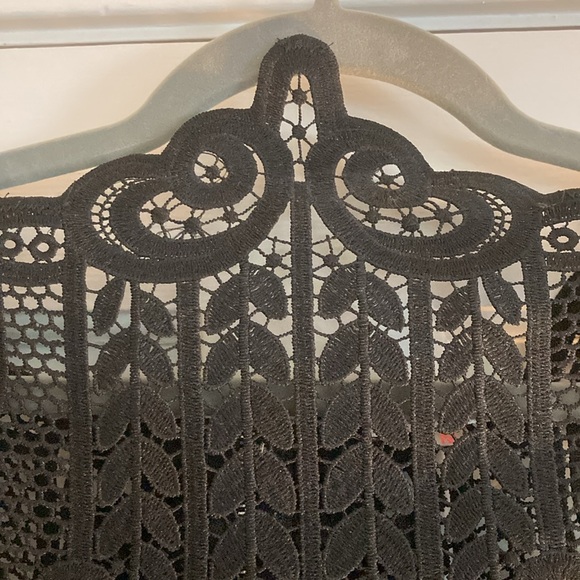 Luxxel M black lace top, cropped but high neck and capped sleeve. Beautiful! - Picture 2 of 4